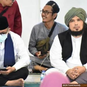 Wako Hendri Septa dan Ustadz Derry Sulaiman saat hadiri Padang bershalawat.