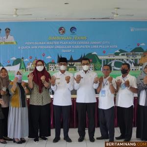 Bupati Lima Puluh Kota Safaruddin Dt. Bandaro Rajo foto bersama Kadiskominfo Eki Hari Purnama dan peseta Bimtek Smart City.