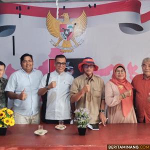 Panitia IKKA Pulang Basamo yang diketuai dr H.Erwan Bardam,Spb didampingi Sekretaris Erdi Janur,SH, beserta pengurus lainnya saat usai rapat di Kantor Wali Nagari Kacang pekannsilam. (Foto : Iyos)