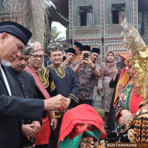 Gubernur Sumatera Barat, Mahyeldi, saat hadiri malapeh batagak Pangulu Suku Bodi Caniago di Rumah Gadang Bako Parik Panjang Pakan Sinayan Kamang Tangah Anam Suku, Kecamatan Kamang Magek, Kabupaten Agam, Minggu (8/1/2023). Foto: Kominfotik Sumbar
