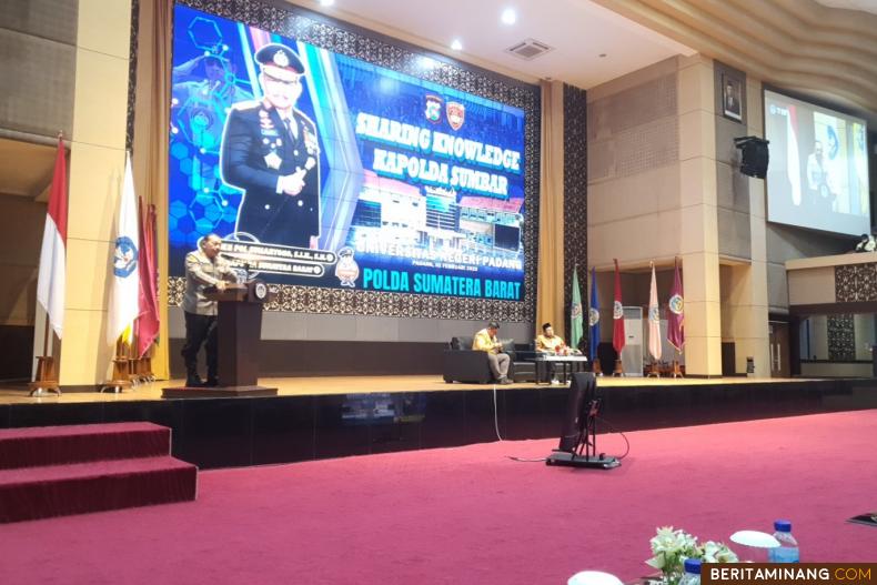 Kapolda Sumatera Barat, Irjen Pol. Suharyono, S.I.K., S.H. memberikan Kuliah Umum di Universitas Negeri Padang pada Kamis (2/2) bertempat di Auditorium Kampus UNP Air Tawar Padang. Foto ET.