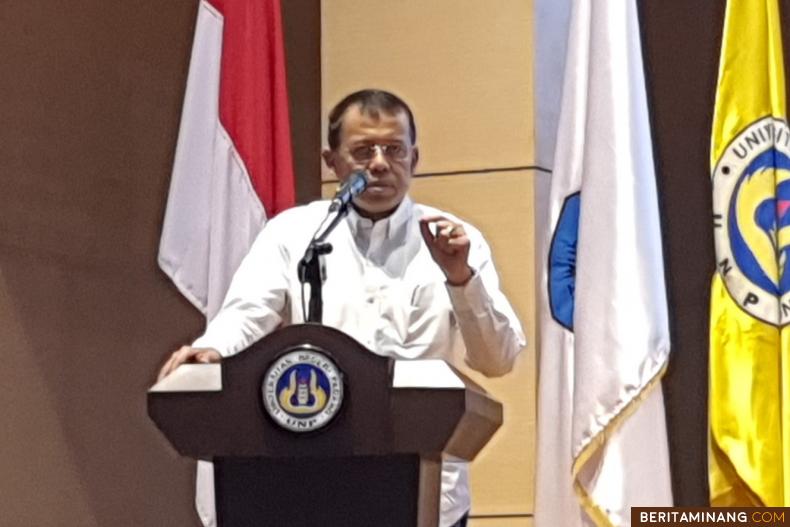 Rektor Universitas Negeri Padang Prof. Ganefri, Ph.D.  Foto ET.