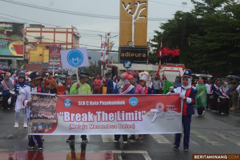 Penampilan ciamik Siswa SLB C Payakumbuh pada pawai Alegoris Peringatan Hut RI ke 78 pusat Kota Payakumbuh,sabtu (20/08/23. Foto : Dok Do