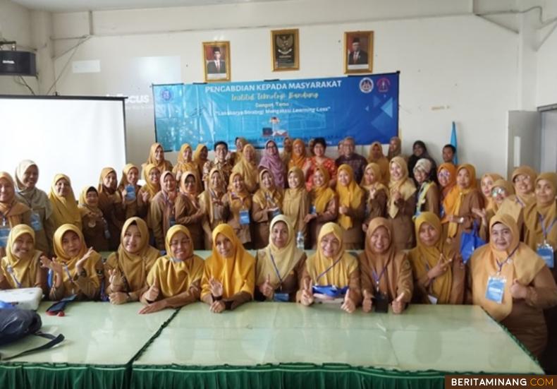 Foto Bersama peserta lokakarya Mengatasi Masalah Learning Loss Akibat Pandemi. Foto-Foto: Tim Pengabdian