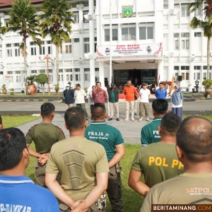 Sebanyak 80 personel Satuan Polisi Pamong Praja dan Pemadam Kebakaran (Satpol PP Damkar) dilepas Penjabat (Pj) Wali Kota Padang Panjang, Sonny Budaya Putra, A.P, M.Si ke Kabupaten Sijunjung untuk mengikuti Latihan Gabungan (Latgab) Peningkatan SDM, Sabtu (9/12/2023). Foto: Kominfo Padang Panjang