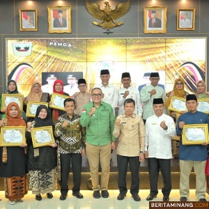 Gubernur Mahyeldi saat membuka kegiatan Apresiasi Guru dan Tenaga Kependidikan (GTK) Berprestasi Provinsi Sumatera Barat Tahun 2023, di Auditorium Istana Gubernur Sumbar, Jumat (08/12/2023). Foto: Adpim Sumbar