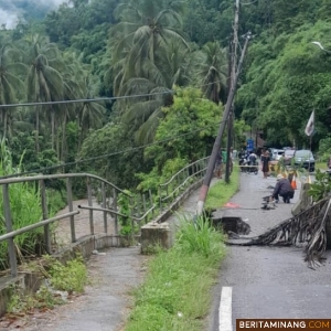 Jalan Lintas Sumatera terban di desa Silungkang Oso kota Sawahlunto, Sabtu (30/12). Foto: Al Ikrom/Facebook