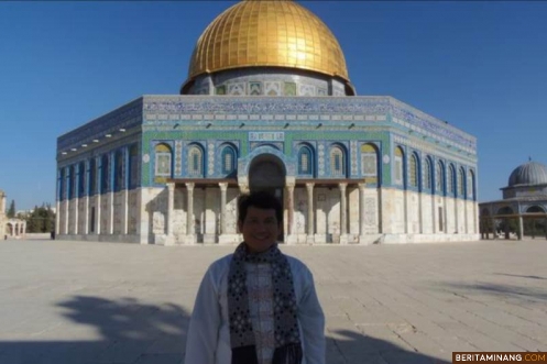 Pemerhati Internasional Dede Farhan Aulawi ketika berkunjung ke Kompleks Masjidil Aqsa di Palestina. Dok. Istimewa
