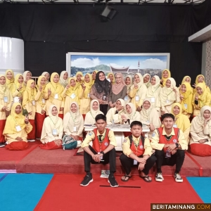 Para santri dari Pesantren Kauman Muhammadiyah Padang Panjang laksanakan kegiatan studi edukasi ke stasiun telelvisi Padang Tv pada Rabu (07/02/2024). Foto: Humas Kauman