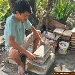Rofi ketika membuat Batako, usaha yang sudah lama terbengkalai. Foto: Kominfo Padang Panjang