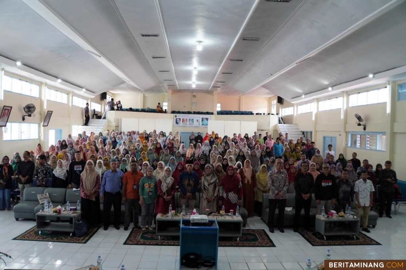 Foto bersama para peserta talkshow, Sabtu (5/10/2024) di Aula Diniyyah Puteri Padang Panjang. Foto:Kominfo Padang Panjang