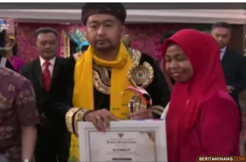 Kader Posyandu dari Kabupaten Dharmasraya bernama Elva Wati saat menerima penghargaan di Hari Jadi Provinsi Sumatra Barat ke-79 yang dilaksanakan di gedung DPRD Sumbar, Selasa, 1 Oktober 2024 lalu. Foto: Dok/Kominfo Dharmasraya
