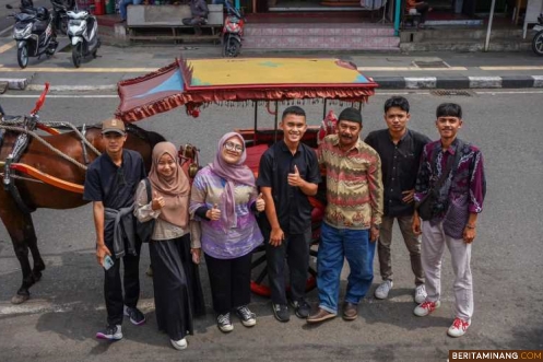 Berpose dengan bendi di Padang Panjang. Foto: Kominfo Padang Panjang