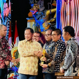 Menteri Dalam Negeri, M. Tito Karnavian serahkan penghargaan Upakarya Wanua Nugraha (UWN) kepada Plt. Gubernur Sumbar yang diwakili oleh Asisten Administrasi Umum Setdaprov Sumbar, Andri Yulika di Gedung Ksirarnawa Komplek Art Center Bali, JI. Nusa lndah, Sumerta Kelod, Kec. Denpasar Timur, Kota Denpasar, Provinsi Bali. Selasa (8/10/2024). Foto: Biro Adpim Sumbar