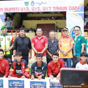 Coach Indra Syafri foto bersama dengan Pj Bupati Pesisir Selatan, Era Sukma Munaf usai membuka Turnamen Bupati Cup 2024 di Pesisir Selatan, di GOR H. Ilyas Yakub Painan, Rabu (23/10/2024). Foto: Kominfo Pessel