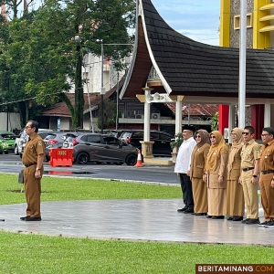 Plh Sekdaprov Sumbar, Erinaldi langsung memimpin apel pada Senin pagi (14/10/2024) di halaman Kantor Gubernur. Foto: Adpim Sumbar