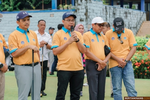 Rektor Universitas Negeri Padang Krismadinata, Ph.D saat memberikan sambutan di ILUNI UNP Golf Tournement IV 2024 bertempat di Batam Island Country Club, pada Minggu (20/10/2024). Foto: Humas UNP