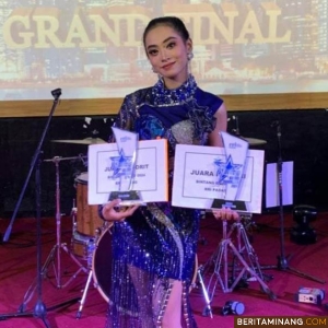 Sofie Anastasya, mahasiswa Prodi Pendidikan Sendratasik, Fakultas Bahasa dan Seni Universitas Negeri Padang memperoleh prestasi sebagai Juara 1 Kategori Putri Bintang Radio RRI Padang 2024 yang dilaksanakan pada Senin (21/10) malam. Foto: ET