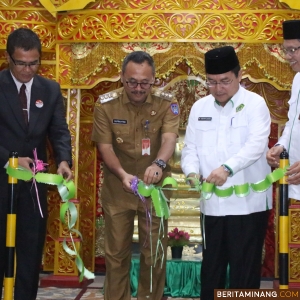 pj Wako Payakumbuh Suprayitno bersama Kepala Kanwil Kemenag Sumatara Barat Mahyudin dan kepala Kankemenag Kota Payakumbuh Hendri Yazid saat luncurkan inovasi LAPEH PANIK di MPP Payakumbuh, Senin (14/10/2024). Foto: Humas Pemko Payakumbuh