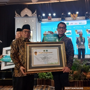 Dirjen Bimas Islam, Kamaruddin Amin serahkan penghargaan ke Kepala Biro Kesejahteraan Rakyat (Kesra) Setdaprov Sumbar, Al Amin di Kota Solo, Provinsi Jawa Tengah, Selasa malam (1/10/2024). Foto: Adpim Sumbar