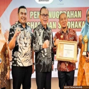 Pjs. Wako Bukittinggi menerima penghargaan dari Pemprov ma Sumbar sebagai pembina produktivitas terbaik,di hotel Mercure Padang,Rabu(30/10) Foto : Dok Diskominfo bkt