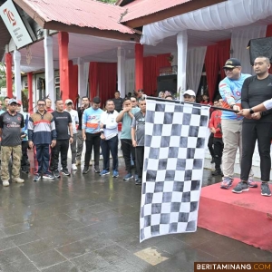 Pelaksana Tugas (Plt) Gubernur Sumatera Barat, Audy Joinaldy saat melepas ribuan peserta iven Jalan Sehat  di depan Kantor Bupati Mentawai, Senin (14/10/2024). Foto: Adpim Sumbar