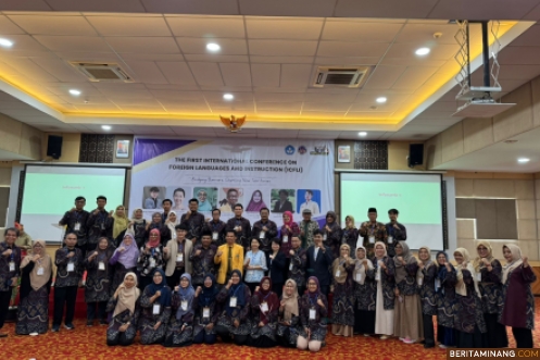 Rektor Universitas Negeri Padang yang diwakili oleh Wakil Rektor IV Dr. rer. nat. Deski Beri, S.Si, M.Si. membuka Konferensi ICFLI-1 FBS UNP di Auditorium Hotel UNP Kampus Air Tawar Padang pada Kamis (17/10). Foto ET.