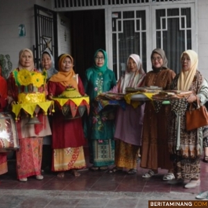 Tim PPNB UNP yang diketuai Prof. Dr. Agustina ketika berperan aktif dalam prosesi babako di Nagari Nanggalo, Pessel, 20 Oktober 2024. Foto-Foto: Tim PPNB UNP