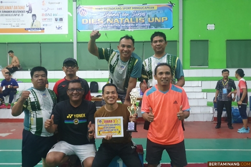 Tim Bulutangkis beregu putra FBS Universitas Negeri Padang. Foto dokumentasi ET.