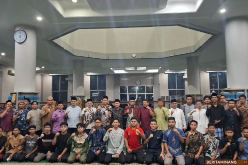 Kegiatan Subuh Mubarak UNP yang dilaksanakan secara luring bersama Ustaz Dr. Mardianto, S.Ag., M.Si. pada Jumat (11/10) bertempat di Masjid Raya Al-Azhar Kampus UNP Air Tawar Padang. Foto ET.