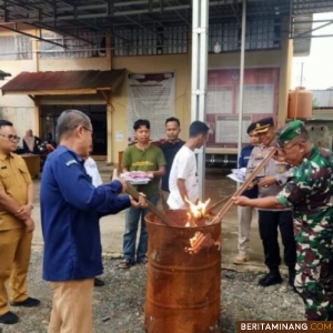 Suasana pemusnahan surat suara rusak dan atau berlebih oleh KPU Dharmasraya. Foto: Ist.