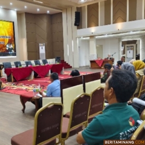 Suasana kegiatan sosialisasi pengawas pemilihan kepala daerah serentak 2024, Jumat (08/10/2024), di Auditorium Dharmasraya Pulau Punjung. Foto: Dok.