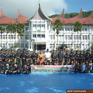 Penjabat (Pj) Wali Kota, Sonny Budaya Putra, AP, M.Si ketika melepas enam atlet Hapkido  mengikuti Kejuaran Nasional (Kejurnas) di Kota Semarang, 9-11 November 2024 mendatang, di halaman Balai Kota Padang Panjang, Ahad (3/11/2024). Foto: Kominfo Padang Panjang