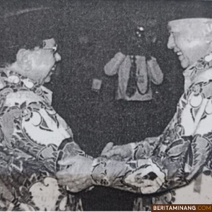 Prof. Dr (HC). Drs. H. Harun Al Rasyid Zain Datuak Sinaro dengan Presiden Soeharto pada acara Pembukaan Mubenas X Angkatan 45 di Jakarta pada tahun 1966 (Sumber. Abrar Yusra, 1997)