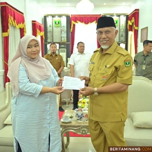 Gubernur Sumatera Barat (Sumbar), Mahyeldi Ansharullah saat menerima pemberitahuan gunakan hak pilihnya dalam Pilkada serentak 2024 pada tanggal 27 November 2024 di TPS 005, Kelurahan Jati Baru, Kecamatan Padang Timur, di Istana Gubernuran, Selasa (26/11/2024). Foto: Biro Adpim Sumbar