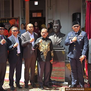 Plt Gubernur Sumatera Barat (Sumbar), Audy Joinaldy berfoto bersama usai meresmikan Patung dan Relief Perjuangan Bung Hatta serta Monumen Garuda Pramuka di Kompleks SMPN 1 Padang, Minggu, (10/11/2024). Foto:Biro Adpim Sumbar
