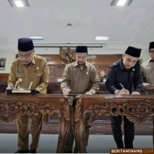 Wawako bersama unsur pimpinan DPRD   Bukittinggi mendatangani nota kesepakatan tiga Ranperda menjadi Perda,pada rapat paripurna di gedung DPRD Bukittinggi, Jumat,(29/11). Foto : Dokdiskominfobkt