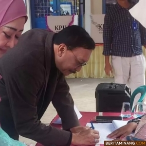 Calon Bupati Pesisir Selatan Hendra Joni dan Istri Lisda Hendrajoni akan mencoblos di TPS 02 Painan Timur. Foto: Yon/Padeks