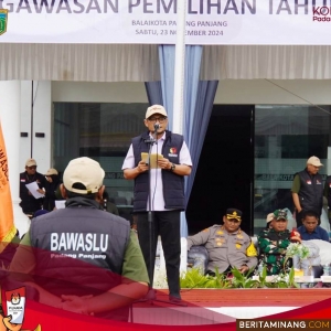 Penjabat (Pj) Sekretaris Daerah Kota (Sekdako), Dr. Winarno, M.E saat apel yang digelar di halaman Balai Kota, Sabtu (23/11/2024). Foto: Kominfo Padang Panjang