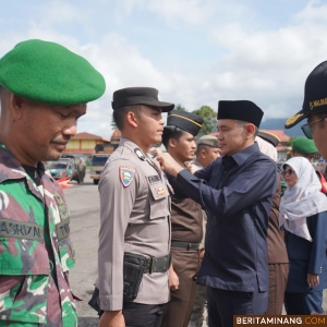 Suasana Apel Gelar Pasukan Kesiapsiagaan Satuan Perlindungan Masyarakat (Satlinmas) Pengamanan Pilkada Serentak 2024 di Lapangan Bancalaweh Padang Panjang, Senin (25/11/2024). Foto: Kominfo Padang Panjang