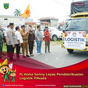 Penjabat (Pj) Wali Kota Padang Panjang, Sonny Budaya Putra, A.P, M.Si didampingi Forkopimda, ketua KPU dan ketua Bawaslu melepas secara simbolis pendistribusian logistik Pemilihan Kepala Daerah (Pilkada) Serentak 2024 di halaman KPU Padang Panjang, Selasa (26/11/2024).Foto: Kominfo Padang Panjang