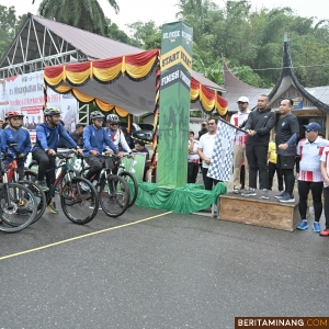 Pelaksana tugas (Plt) Gubernur Sumatera Barat (Sumbar), Audy Joinaldy ketika membuka secara resmi Event Fun Bike dan Criterium Silokek 2024, yang berlangsung di Kabupaten Sijunjung, Sabtu (2/11/2024). Foto: Biro Adpim Sumbar