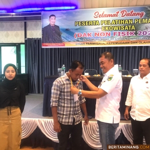 Kepala Dinas Pariwisata Pemuda dan Olahraga Kabupaten Pesisir Selatan, Suhendri ketika membuka pelatihan pemandu wisata Pokdarwis Pessel, Jumat (6/11/2024). Foto: Kominfo Pessel