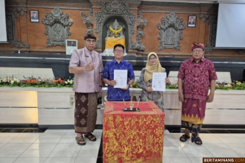 Koordinator Program Studi Magister Pendidikan Bahasa dan Sastra Indonesia FBS Universitas Negeri Padang menandatangani Perjanjian Kerja Sama dengan Program Magister dan Doktor Pendidikan Bahasa Universitas Pendidikan Ganesha (Undiksha) bertempat di Kampus Undiksha pada Kamis (14/11). Foto ET.