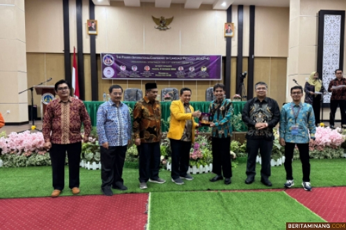 Pembukaan Konferensi Internasional ICOLP (International Conference on Language Pedagogy) bertempat di Auditorium Kampus FBS UNP Air Tawar Padang pada Rabu (6/11). Foto MR.