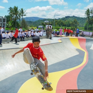 Timnas Skateboard Indonesia sedang menjajal Skate Park yang berada di kawasan Sport Center Kota Padang Panjang. Mereka merupakan atlet yang mengikuti Pelatihan Nasional (Pelatnas) atlet cabang olahraga papan seluncur (skateboard) terbaik Indonesia untuk persiapan event skala internasional . Foto: Kominfo Padang Panjang