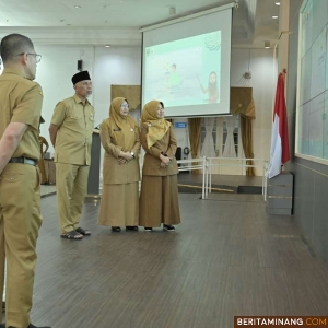 Gubernur Sumatera Barat (Sumbar), Mahyeldi Ansharullah, seriu perhatikan layar saat peluncuran Aplikasi Sepakat di sela rapat staf bulanan Pemprov Sumbar di Auditorium Istana Gubernuran, Senin (25/11/2024). Foto: Biro Adpim Sumbar