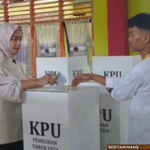 Calon Bupati Dharmasraya Annisa Suci Ramadhani memberikan hak suara. Foto: Ist.