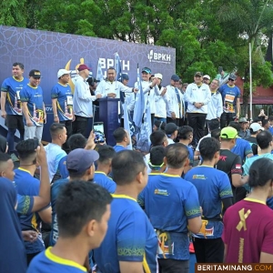 Plt Gubernur Sumatera Barat (Sumbar), Audy Joinaldy beserta Wakil Menteri Agama (Wamenag) RI, Muhammad Syafi'i ketika melepas ratusan peserta "BPKH Hajj Run 2024" pada titik start di Halaman Istana Gubernur Sumatera Barat (Sumbar), Padang, Minggu (3/11/2024). Foto: Biro Adpim Sumbar