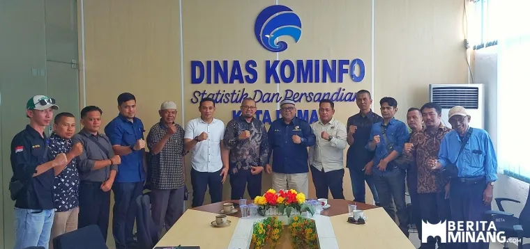 Rombongan study Pers Diskominfo Bukittinggi disambut hangat Dinas Kominfo, Statisik dan Persandian Kota Dumai. Rombongan disambut Kadis Kominfo dan PWI Kota Dumai, Selasa (24/12/2024). Foto : Dok Yus